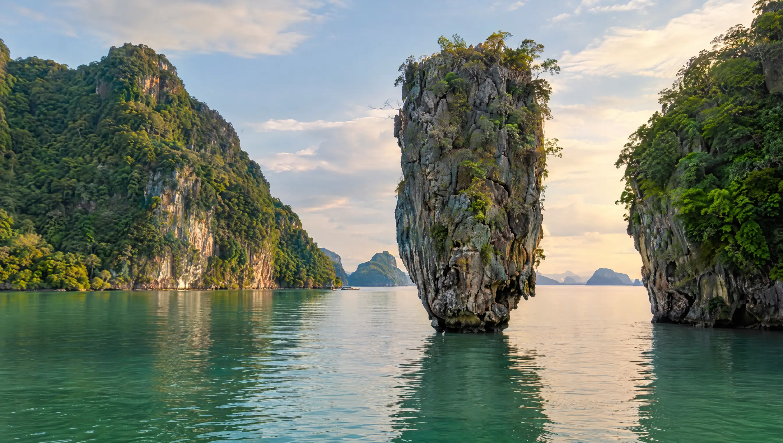James Bond Island (Koh Tapu): Kalksteinnadel im Wasser der Phang-Nga-Bucht