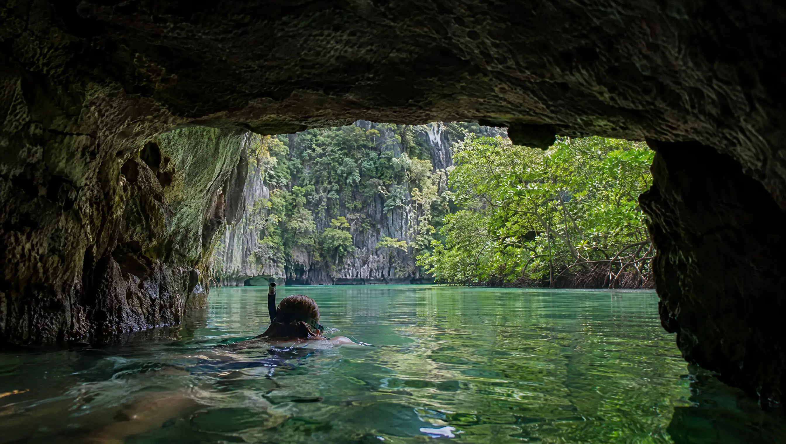 Versteckte Lagune von Koh Roi in der Phang-Nga-Bucht, umschlossen von Kalksteinfelsen
